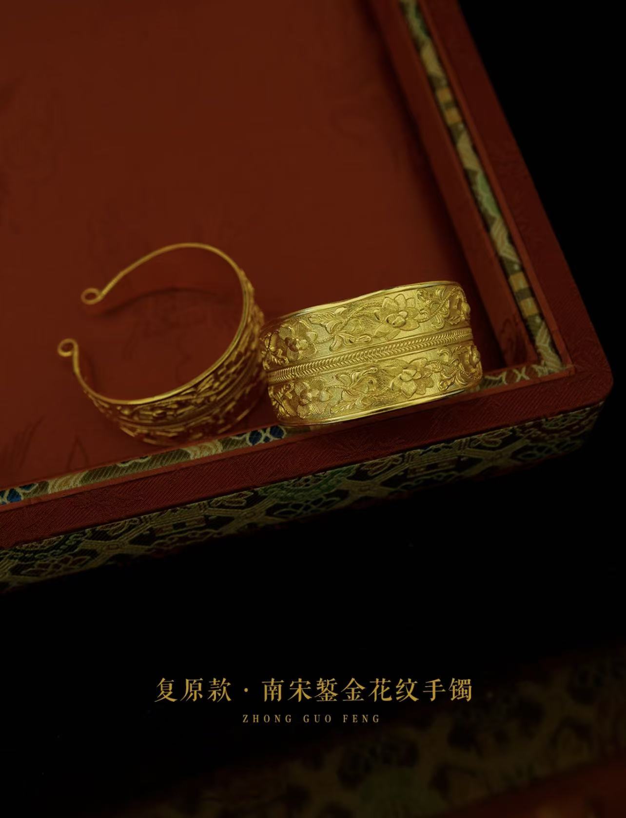 德化窑青白釉瓜棱印花深腹盒